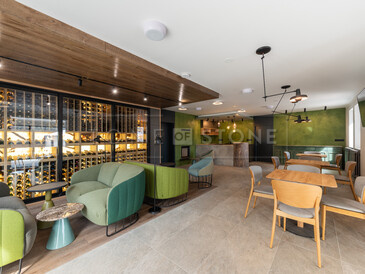 Elegantní řešení moderního interiéru pomocí podsvíceného přírodního kamene - obklad stěny luxusním onyxem.  Zakázková výroba kamenictví TONE OF STONE.