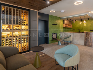 Backlight onyxová stěna vinotéky s přírodním kamenem Onice Verde. Zakázková výroba kamenictví TONE OF STONE. Backlight onyxová stěna vinotéky s přírodním kamenem Onice Verde. Zakázková výroba kamenictví TONE OF STONE.