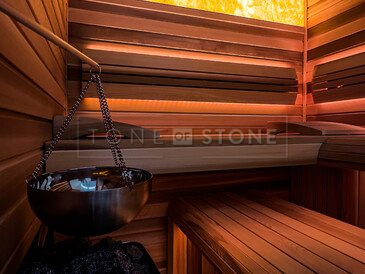 Onice Honey v prostorách sauny - podsvícené obložení stěny přírodním kamenem. Onice Honey v prostorách sauny - podsvícené obložení stěny přírodním kamenem.