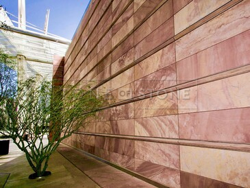 Fasáda budovy obložená přírodním kamenem Las Vegas Rock s jemnými barevnými přechody v odstínech hnědé a růžové. Zakázkové kamenictví TONE OF STONE.