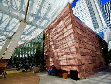 Budova obložená přírodním kamenem Las Vegas Rock s jemnými barevnými přechody od světlejších po tmavší odstíny, vyrobená z odolného kvarcitu. Zakázkové kamenictví TONE OF STONE.