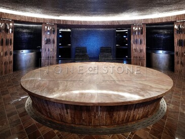 Luxusní wellness prostor obložený přírodním kvarcitem Las Vegas Rock. Zakázkové kamenictví TONE OF STONE. Luxusní wellness prostor obložený přírodním kvarcitem Las Vegas Rock. Zakázkové kamenictví TONE OF STONE.