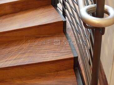 Schodiště obložené přírodním kvarcitem Las Vegas Rock s výraznými vrstevnatými vzory v teplých, zemitých tónech ideálních pro luxusní interiéry. Zakázkové kamenictví TONE OF STONE. Schodiště obložené přírodním kvarcitem Las Vegas Rock s výraznými vrstevnatými vzory v teplých, zemitých tónech ideálních pro luxusní interiéry. Zakázkové kamenictví TONE OF STONE.