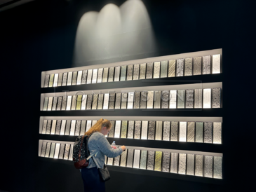Dodavatelé prezentovali nejen své materiály, ale také nejrůznější technologie pro povrchové úpravy přírodního kamene. Dodavatelé prezentovali nejen své materiály, ale také nejrůznější technologie pro povrchové úpravy přírodního kamene.