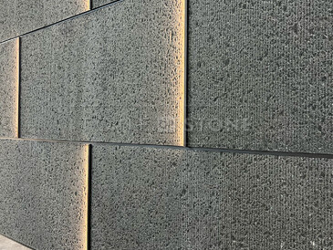 Obklad stěny rustikálním přírodním kamenem, který je doplněn o světelnou instalaci. Velmi jednoduchá, ale efektivní prezentace obkladu stěny pro interiéry i exteriéry. Obklad stěny rustikálním přírodním kamenem, který je doplněn o světelnou instalaci. Velmi jednoduchá, ale efektivní prezentace obkladu stěny pro interiéry i exteriéry.