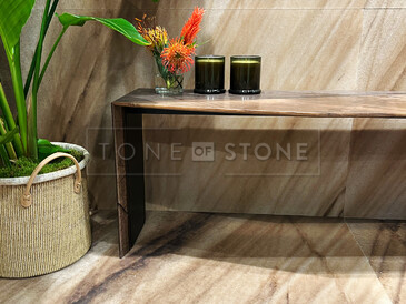 Kamenná lavice do koupelny a obklad koupelny hnědým tvrzeným kamenem. Kamenná lavice do koupelny a obklad koupelny hnědým tvrzeným kamenem.