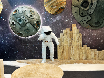 Přírodní kámen lze využít i při zajímavých uměleckých instalacích zejména díky téměř neomezenému spektru barev, tvarů a struktur, které nabízí. Přírodní kámen lze využít i při zajímavých uměleckých instalacích zejména díky téměř neomezenému spektru barev, tvarů a struktur, které nabízí.