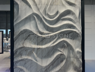 Organické vlny zvýrazňující jemnou strukturu přírodního bílého mramoru.