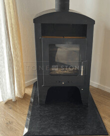 Podložka pod krbová kamna ze žuly Mist Black. Zakázková výroba kamenictví TONE OF STONE.