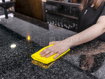 Jemný hadřík z mikrovlákna a saponátová voda pro běžný úklid kuchyňských desek Technistone.