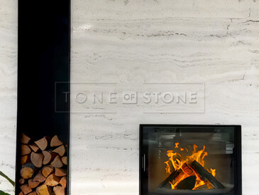 Obklad krbu přírodním kamenem v jemně krémové barvě - moderní interiér manželů Hejdových. Zakázková výroba kamenictví TONE OF STONE.