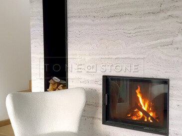 Stylové spojení moderního designu s přírodním travertinem, které vytváří perfektní místo pro klidné chvíle relaxace. Zakázková výroba na přání pro manžele Hejdovy. Vyrobeno zakázkovým kamenictvím TONE OF STONE.