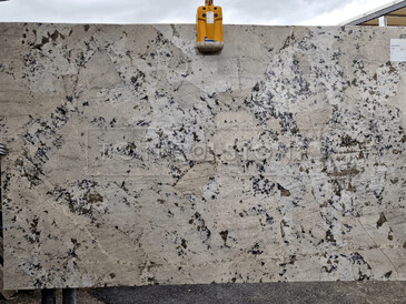 Pohled na celou desku žuly White Babylon s leštěným povrchem