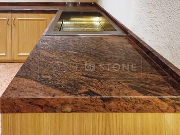 Zakázková výroba pracovní desky z žuly Multicolor s lesklým povrchem. Snídaňový bar v restauraci. Zakázková výroba pracovní desky z žuly Multicolor s lesklým povrchem. Snídaňový bar v restauraci.