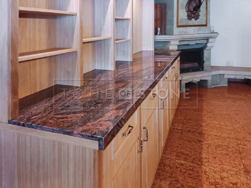 Žulová kamenná deska pro restauraci ve Strakonicích. Přírodní kámen Multicolor.