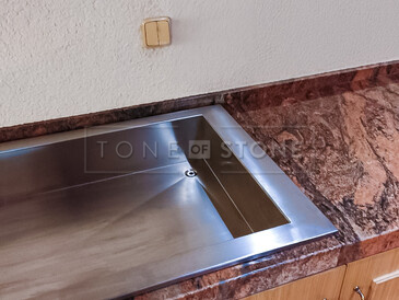 Realizace desky v prostorách kuchyňského baru s dřezem s horní montáží. Přírodní indická žula Multicolor, práce na zakázku. Realizace desky v prostorách kuchyňského baru s dřezem s horní montáží. Přírodní indická žula Multicolor, práce na zakázku.