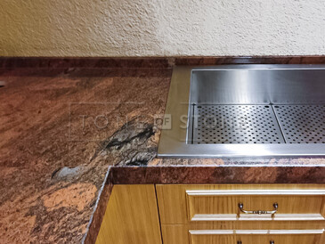 Žulová deska Multicolor doplněna o nerezový dřez s horní montáží. Žulová deska Multicolor doplněna o nerezový dřez s horní montáží.