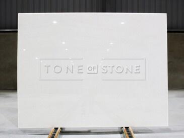 Celá deska čistě bílého mramoru Sparkling White s leštěnou povrchovou úpravou