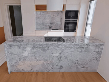 Kamenná kuchyňská deska včetně ostrůvku z přírodního kamene Super White Calacatta. Zakázková výroba kamenictví TONE OF STONE.