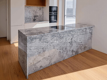 Kamenná pracovní deska ostrůvku včetně zad a boku z přírodního kvarcitu Super White Calacatta. Zakázková výroba kamenictví TONE OF STONE. 