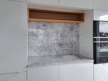 Kamenný zádový obklad kuchyně z kvarcitu Super White Calacatta. Zakázková výroba kamenictví TONE OF STONE.