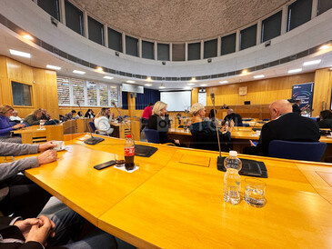 Účastníci ceremoniálu v Kruhovém sále Krajského úřadu Jihočeského kraje čekají na slavnostní předávání ocenění Spokojený zákazník Jihočeského kraje 2024. Účastníci ceremoniálu v Kruhovém sále Krajského úřadu Jihočeského kraje čekají na slavnostní předávání ocenění Spokojený zákazník Jihočeského kraje 2024.