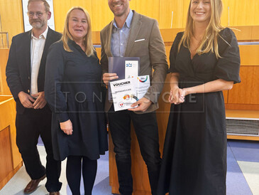 Stanislav Schwarz, majitel TONE OF STONE, přebírá ocenění Spokojený zákazník Jihočeského kraje 2024 od ředitele Sdružení českých spotřebitelů Viktora Vodičky, náměstkyně hejtmana Lucie Kozlové a Šárky Kučerové z Jihočeské komory.