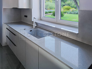 Moderní bílá kuchyň Technistone. Výroba na míru.