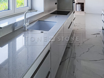 Bílá kuchyně Technistone Starlight White s jemným leskem. Bílá kuchyně Technistone Starlight White s jemným leskem.