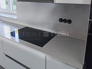 Zakázková výroba kuchyňské pracovní desky Technistone Starlight White.