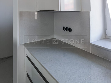 Moderní obklad kuchyně kamenem Technistone Starlight White.