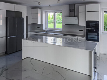 Elegantní kuchyň Technistone Starlight White.