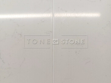 Detail na spoj kuchyňské desky z umělého kamene Technistone Noble Supreme White. Zakázková výroba TONE OF STONE.