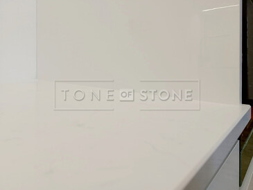 Opracování hran Kamenné desky do kuchyně z umělého kamene Technistone Noble Supreme White. Zakázková výroba TONE OF STONE.