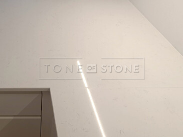 Rohový spoj kamenné kuchyňské desky z umělého kamene Technistone Noble Supreme White. Zakázková výroba TONE OF STONE.