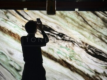 Prosvícená mramorová deska Aurora Borealis skvěle doplní atmosféru luxusního interiéru