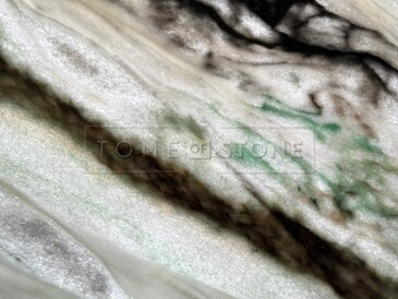 Detail na prosvícený mramor Aurora Borealis. 