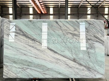 Bílý mramor Aurora Borealis se svou typickou nazelenalou kresbou