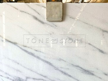 Bílý mramor s jemným žilkováním Lasa White v leštěné povrchové úpravě