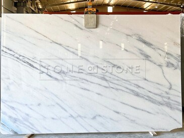 Mramor Lasa White je bílý mramor s jemnou kresbou vhodný pro obklady stěn, obklady krbů nebo kuchyňské desky