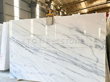 Mramorová deska Lasa White s jemným žilkováním v leštěné povrchové úpravě