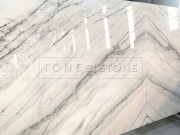 Bílé mramorové desky Sparkling Calacatta sesazené technikou bookmatch