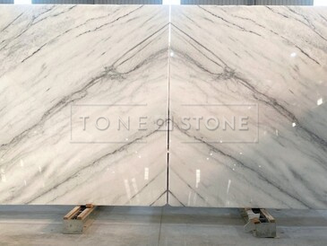 Bílý mramor Sprakling Calacatta skvěle vynikne jako obklad stěny pomocí techniky bookmatch