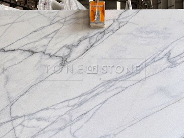 Mramorová deska Sparkling Calacatta s jemným šedým žilkováním