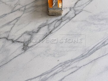 Mramor Sparkling Calcatta je luxusní přírodní kámen, který je ideální pro velkoformátový obklad stěn technikou bookmatch