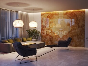 Přírodní kámen Onice Honey při nočním osvětlení - použití na obkladu stěny a krbu. Přírodní kámen Onice Honey při nočním osvětlení - použití na obkladu stěny a krbu.