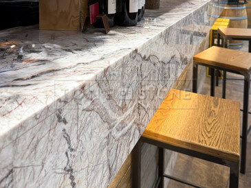 Kamenný bar z exkluzivního přírodního mramoru Fior di Pesco.  Zakázkové kamenictví TONE OF STONE.