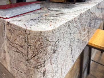 Kamenný bar z exkluzivního přírodního mramoru Fior di Pesco.  Zakázkové kamenictví TONE OF STONE. Kamenný bar z exkluzivního přírodního mramoru Fior di Pesco.  Zakázkové kamenictví TONE OF STONE.