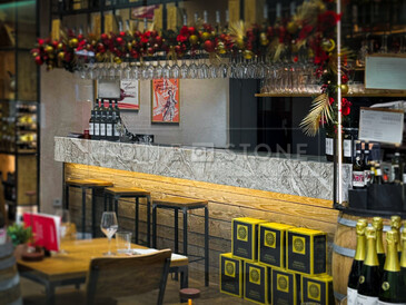 Kamenný bar z exkluzivního přírodního mramoru Fior di Pesco.  Zakázkové kamenictví TONE OF STONE.