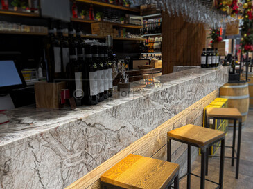 Mramorový bar v centru Prahy. Přírodní kámen Fior di Pesco.  Zakázkové kamenictví TONE OF STONE. Mramorový bar v centru Prahy. Přírodní kámen Fior di Pesco.  Zakázkové kamenictví TONE OF STONE.